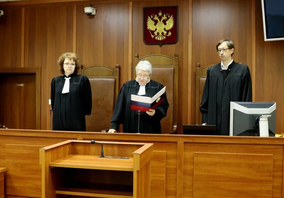 Друг суда. Судья Латыпова арбитражный суд Московского округа. Судьи в третейском суде. Зал суда с судьей. Судья в судебном заседании.