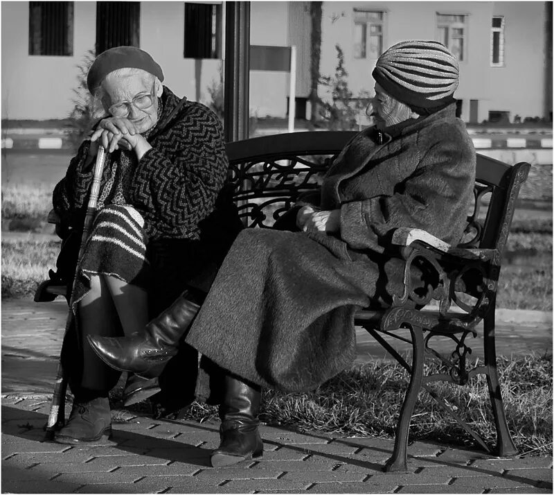 Разговор старой. Две старушки. Две бабульки на скамейке. Старые подруги. Две старые подруги.