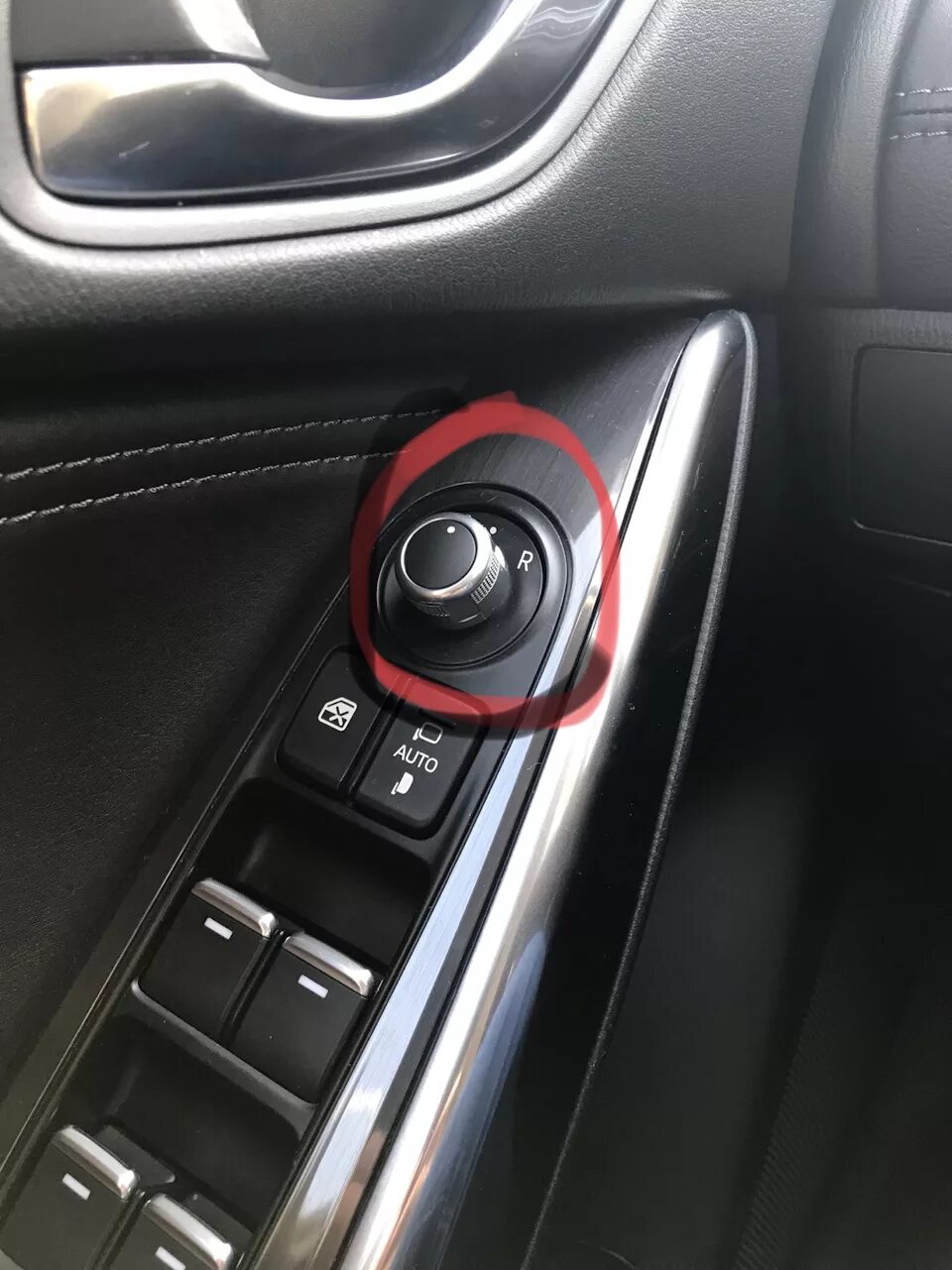 Складывание зеркал мазда 6. Кнопка складывания зеркал Мазда 6. Mazda 3 переключатель зеркал. Мазда 6 кнопка открывания зеркал. Привод складывания зеркал Мазда 3 2014.