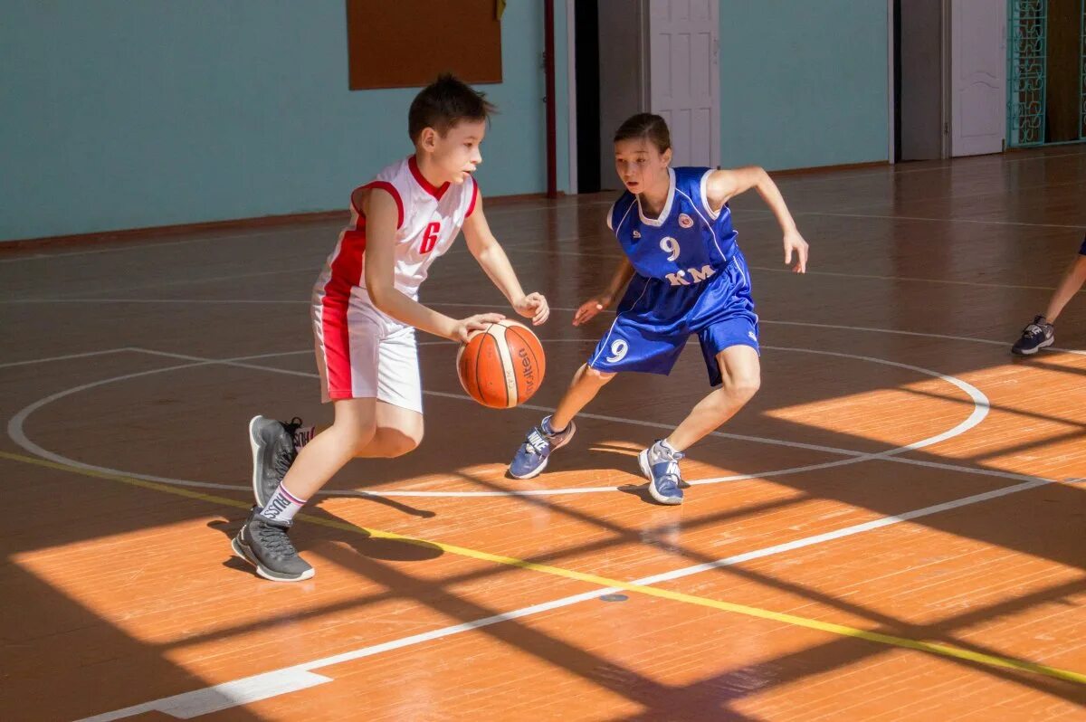 Школьное спортивное состязание. Баскетбол дети. Баскетбольная секция для детей. Школьный баскетбол.