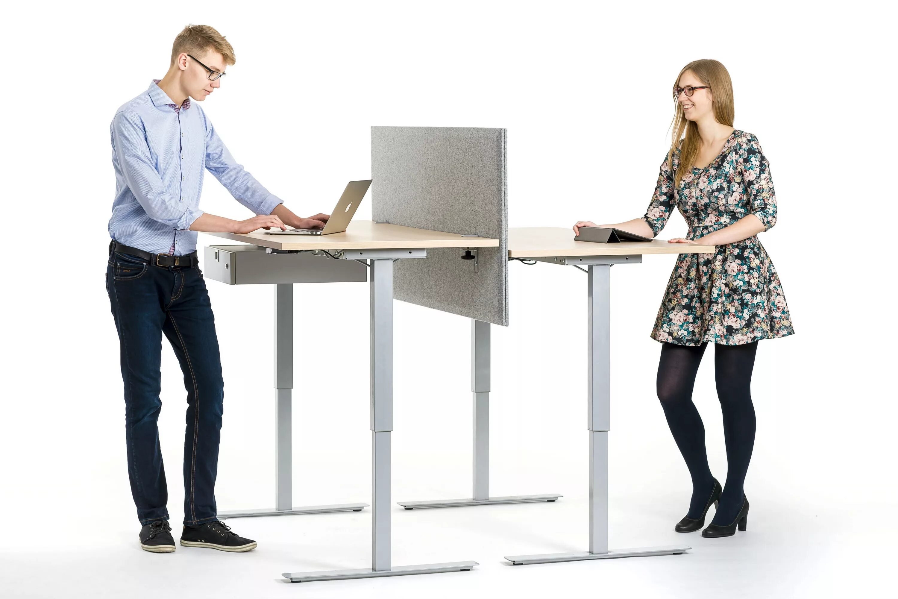 Возле стола представлявшего сильно уменьшенную. Человек стоит у стола. Стол стоя. Человек стол. Человек стоит возле стола.