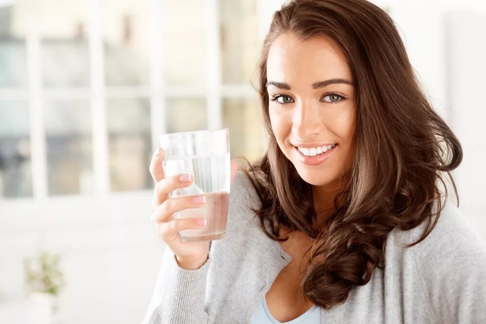 Женщина принимает на дому. Девушка со стаканом воды. Девушка пьет воду. Девушка сочтканом воды. Девушки и стакан.