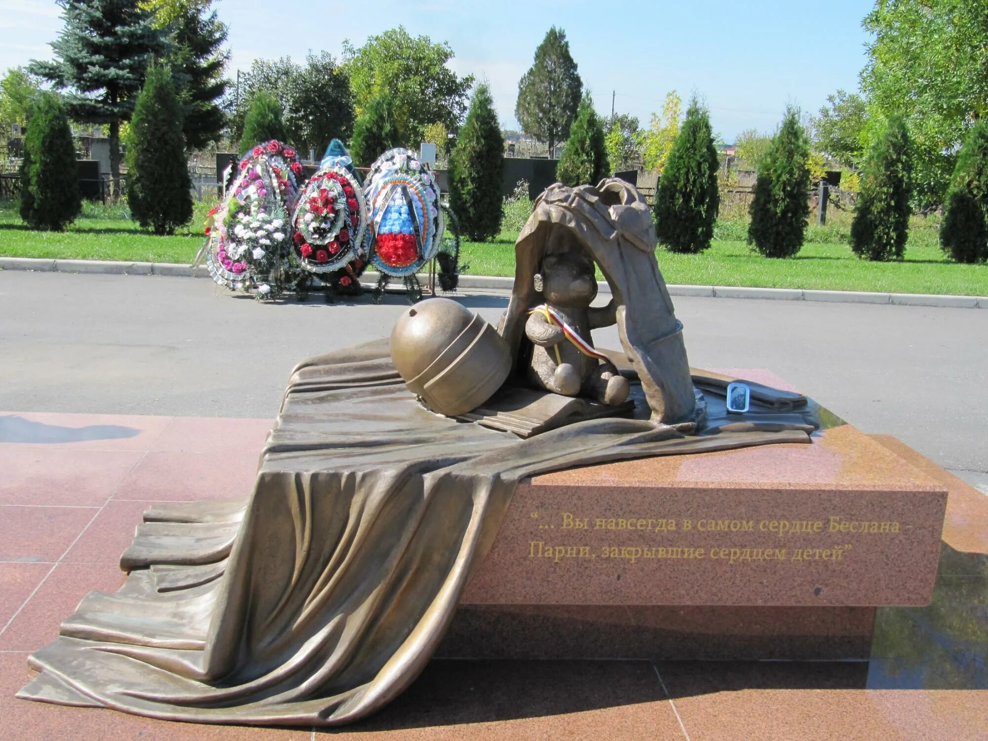 Город ангелов Беслан памятник спецназу. Памятник погибшим спецназовцам в Беслане. Памятник бойцам спецназа в Беслане. Памятник бойцам Альфа Беслан. Памятники терроризму