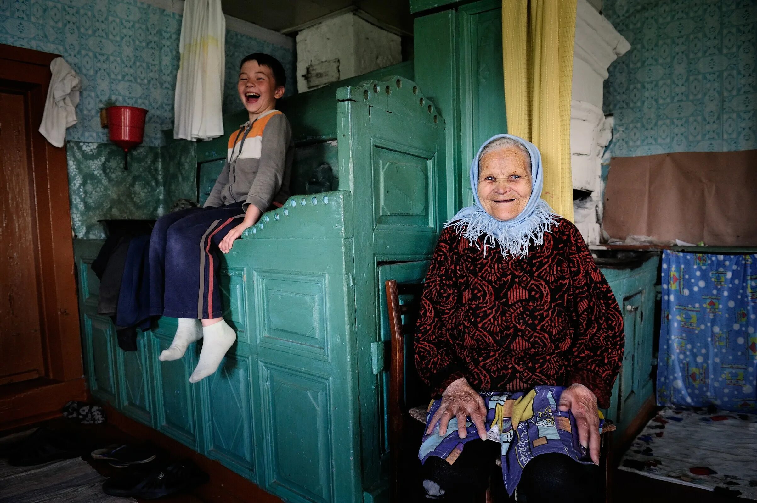 Есть ли бабушка. Бабушка в деревне. Бабушка в деревенском доме. Бабуля в деревне. Дом бабушки.