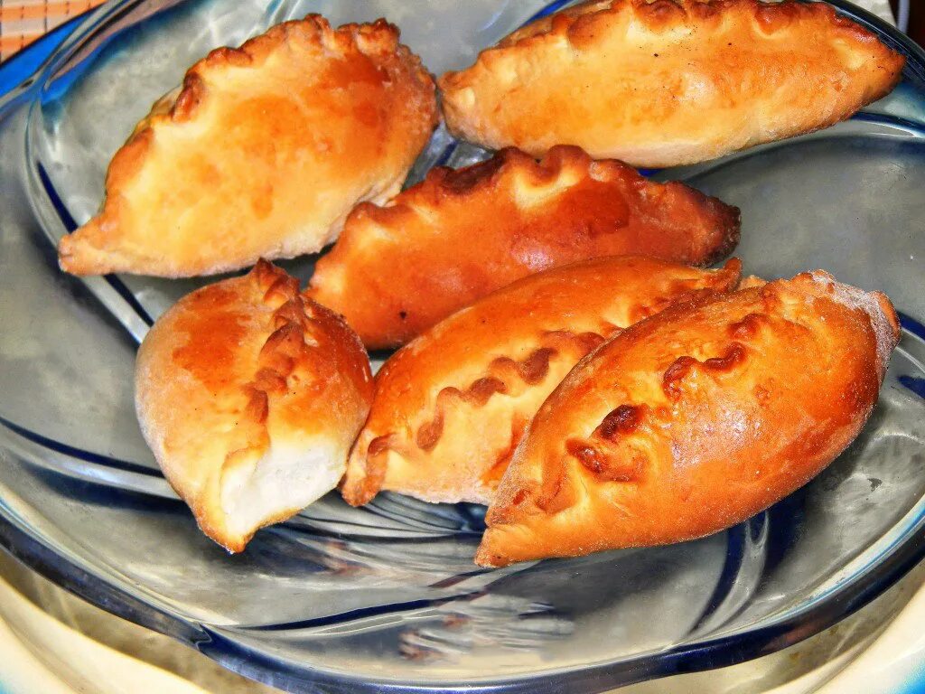 Пирожки с морковью в духовке. Пирожки печеные из дрожжевого теста. постные пирожки. пирожки из постного дрожжевого теста. постные пирожки с яблоками.