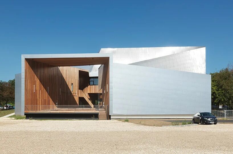 архдейли архитектура. музей шпренгеля. закрытый фасад. эко архитектура с деревом. проект музыкальный здании.