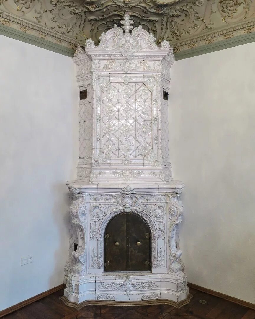 старинные изразцовые печи 19 века. парадные с камином. петербургские печи изразцовые. петербургские печи изразцовые. парадные старый фонд санкт-петербурга.