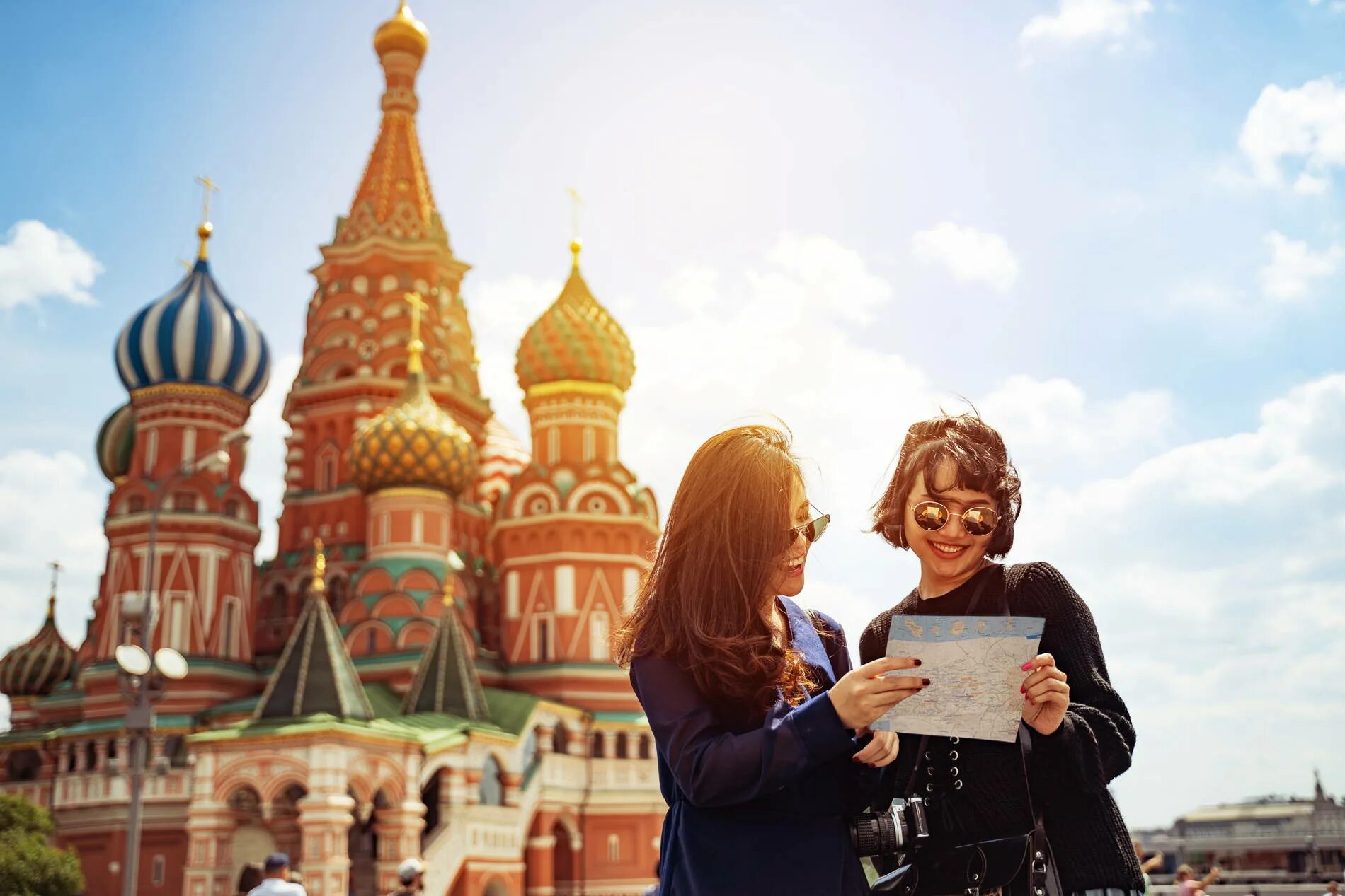 Москве где есть хорошие работа. Иностранные туристы. Красная площадь экскурсия. Туристы на красной площади. Иностранные туристы в России.