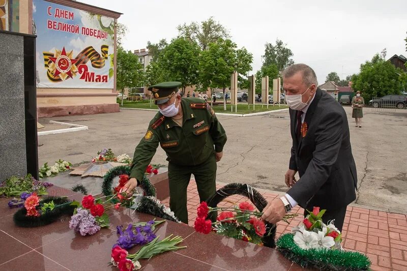 Утро 9 мая. Город Маркс Саратовской области вечный огонь. Памятники у вечного огня в г.Маркс. День Победы Арзамас. Вечный огонь Майский.