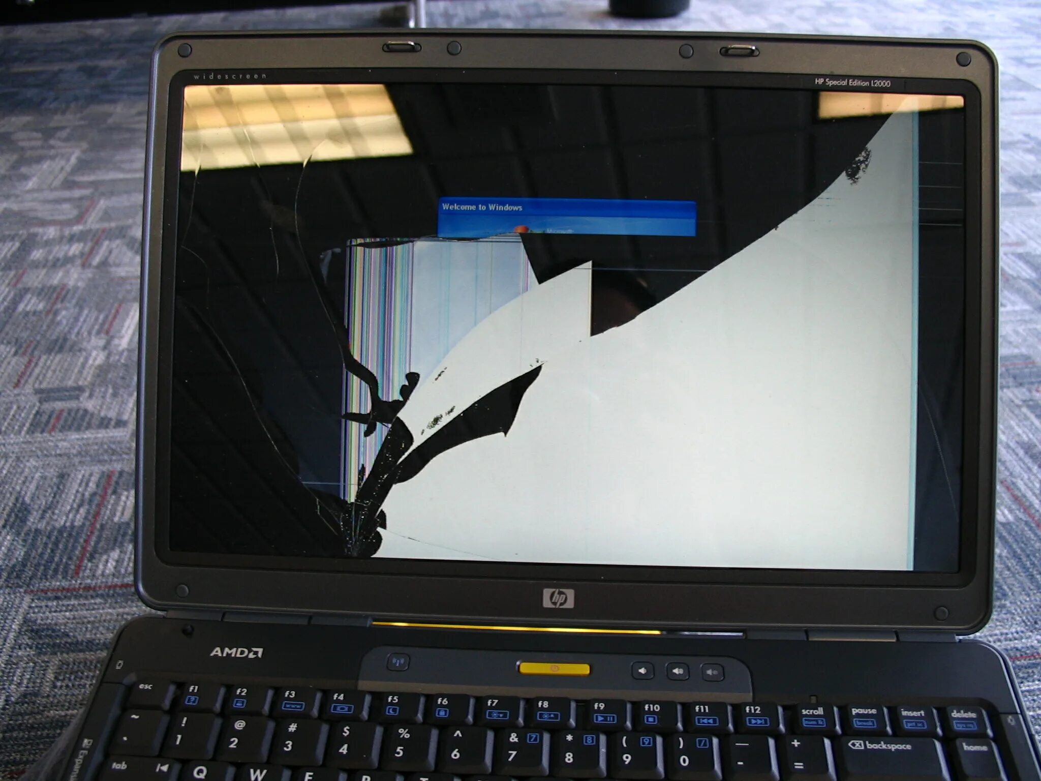 Как передать экран ноутбука на ноутбук. Разбитый ноутбук dell Latitude. Сломанный ноутбук. Сломанный экран ноутбука. Разбил экран ноутбука.