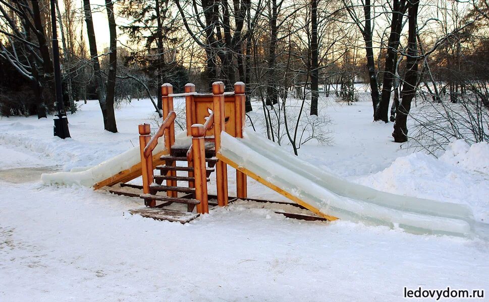 Горка снежная для детей. Как сделать зимнюю горку. Деревянная ледяная горка. Снежная горка из дерева. Детские горки из дерева.