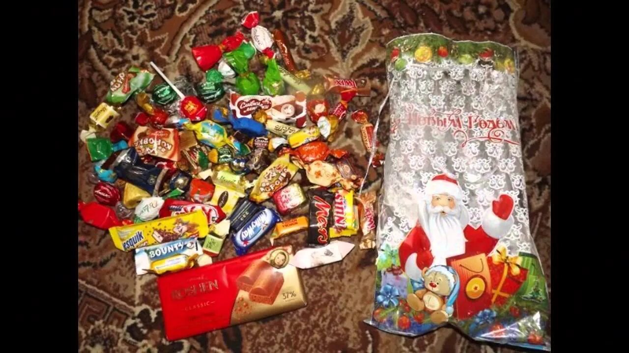 В новогоднем подарке есть конфеты. Новогодние подарки конфеты. Советские новогодние подарки. Подарки на новый год конфеты. Сладкие подарки под елкой.