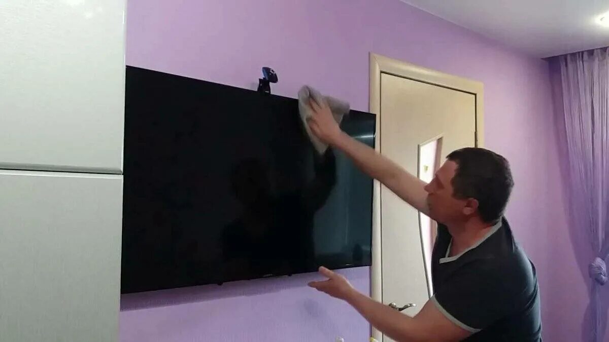 Чем можно протереть экран телевизора в домашних. Чистый экран телевизора. Протирает экран телевизора. Мытье телевизора. Протирка телевизора.