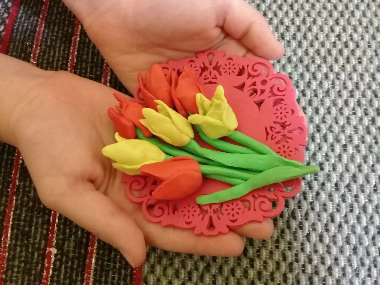 Цветы из пластилина. Тюльпаны из пластилина. Букет цветов из пластилина для детей. Лепка подарок маме.