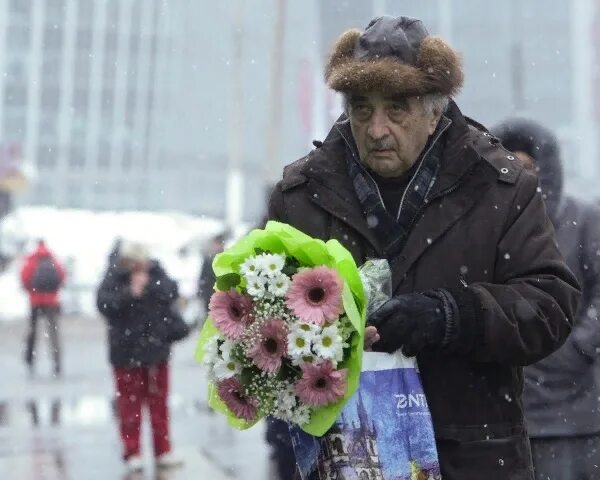 С днем рождения от бомжа. Мужчина с цветами зимой. Бомж с цветами. Дедушка с букетом цветов. Старик с букетом.