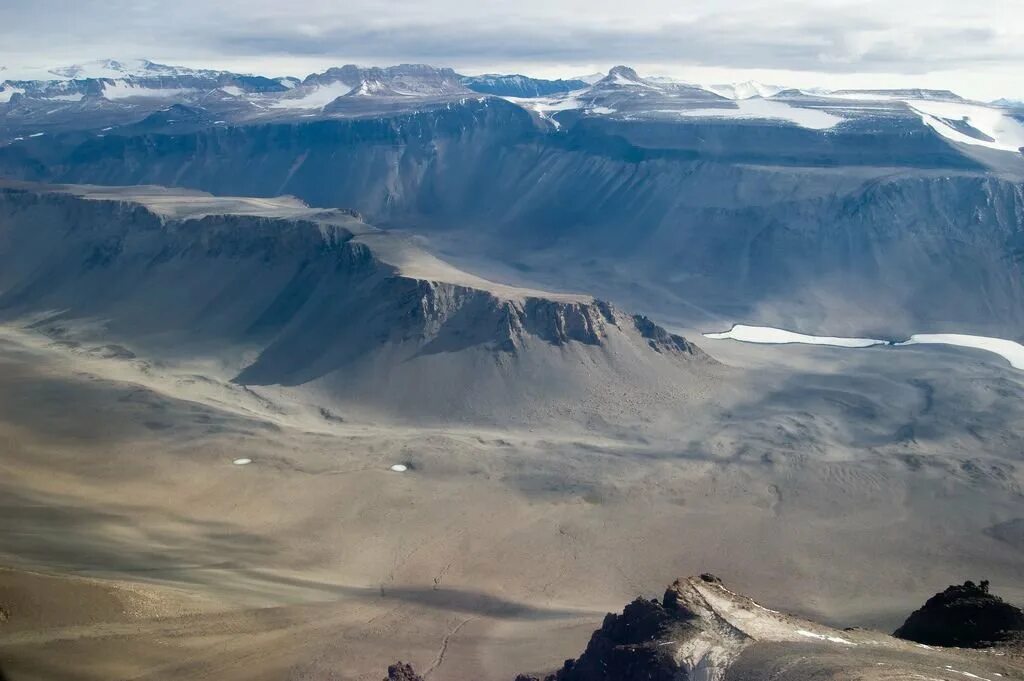 Самая сухая территория земли. Долина Мак Мердо в Антарктиде. Сухие Долины Мак-Мердо в Антарктиде. Пустыня Мак Мердо. Сухие Долины озеро Дон Жуан.