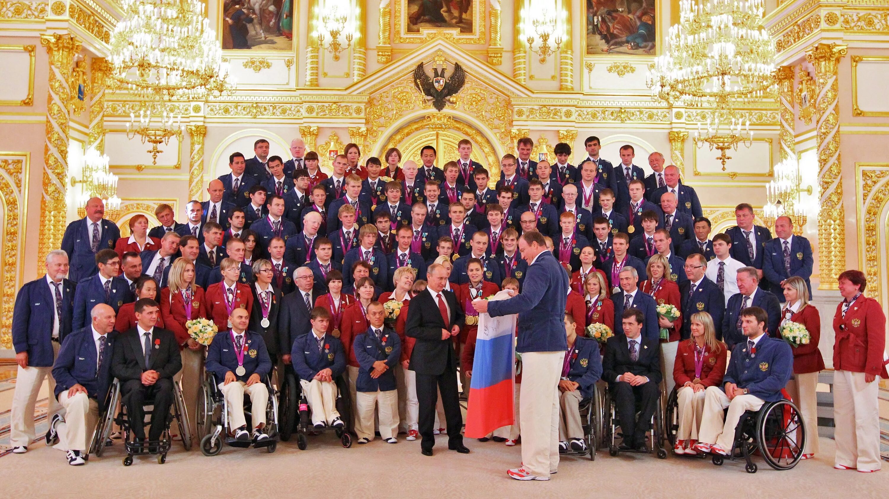 Паралимпийцы в Кремле 2012 год. Награждение российских паралимпийцев. Церемонии награждения паралимпийцев в Кремле. Общая фотография с награждения.