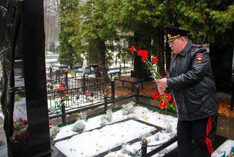 Рузляев могила Тольятти. Могила Димы Рузляева. Погребение пенсионера мвд