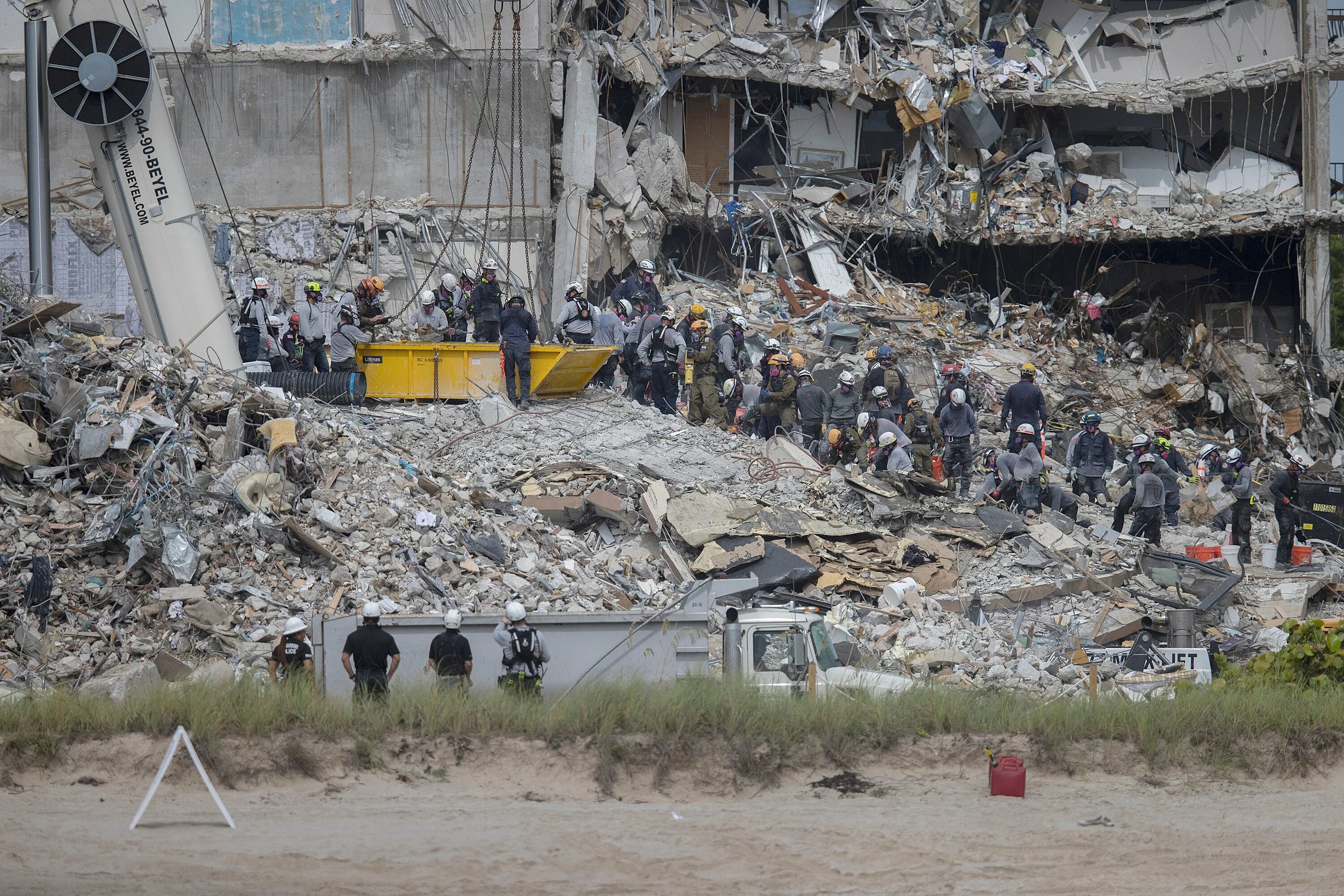 The big caused many buildings to collapse. Многоэтажки майами. Обрушения здания в столице эфиопии. The big caused many buildings to collapse. В майами рухнул дом майами многоэтажный.