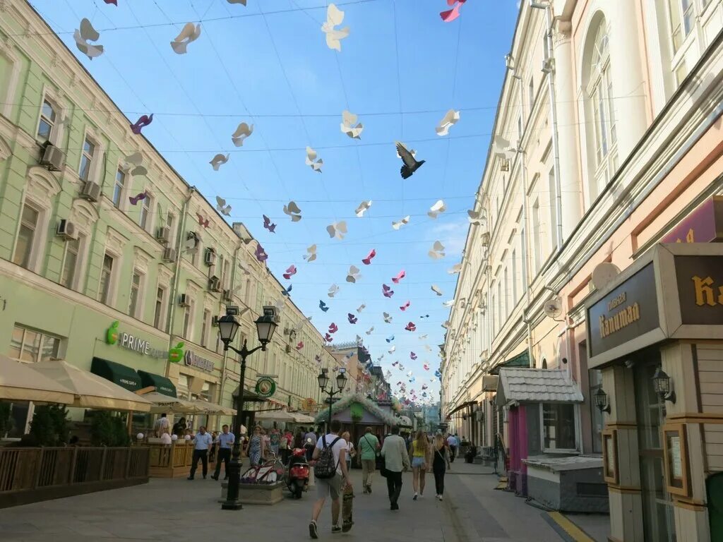 Молдова кузнецкий мост. Кузнецкий мост Москва 2016. Парк на Кузнецком мосту. Кузнецкий мост Москва фото. Разноцветные шары на Кузнецком мосту.