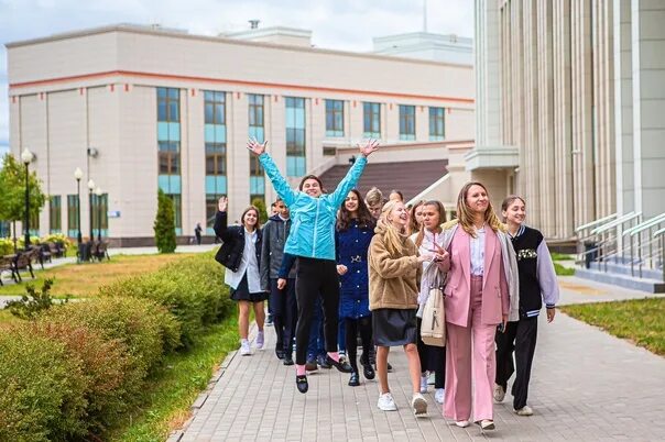 Университетской гимназия имени ломоносова. С юбилеем гимназия. Леонтович гимназия мгу. Университетская гимназия ломоносова отзывы. В.