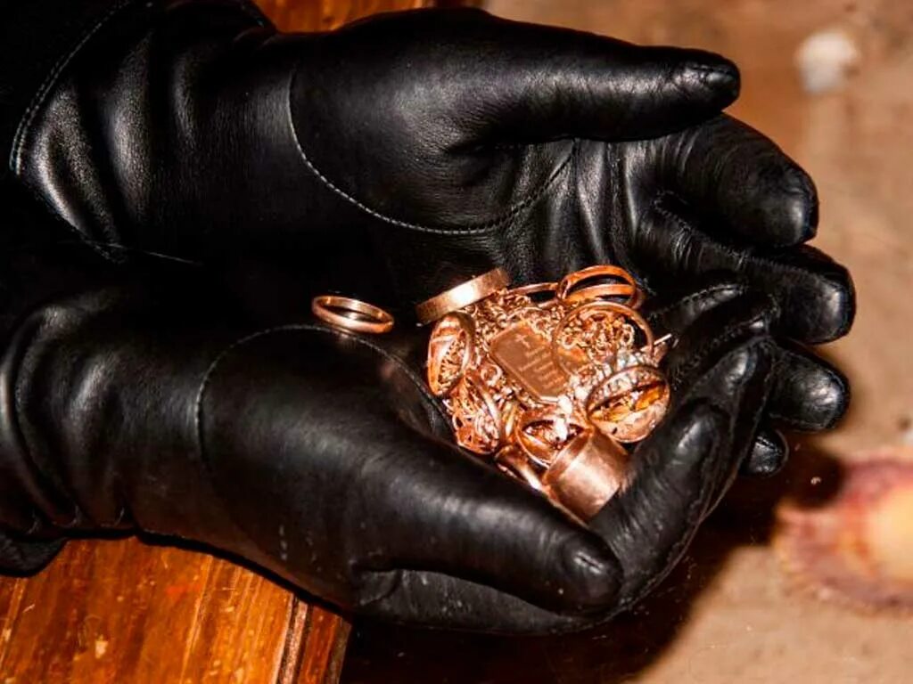 воровство драгоценностей. кража драгоценностей. золотые цепочки ломбард. украли ювелирные изделия. украли ювелирные изделия.