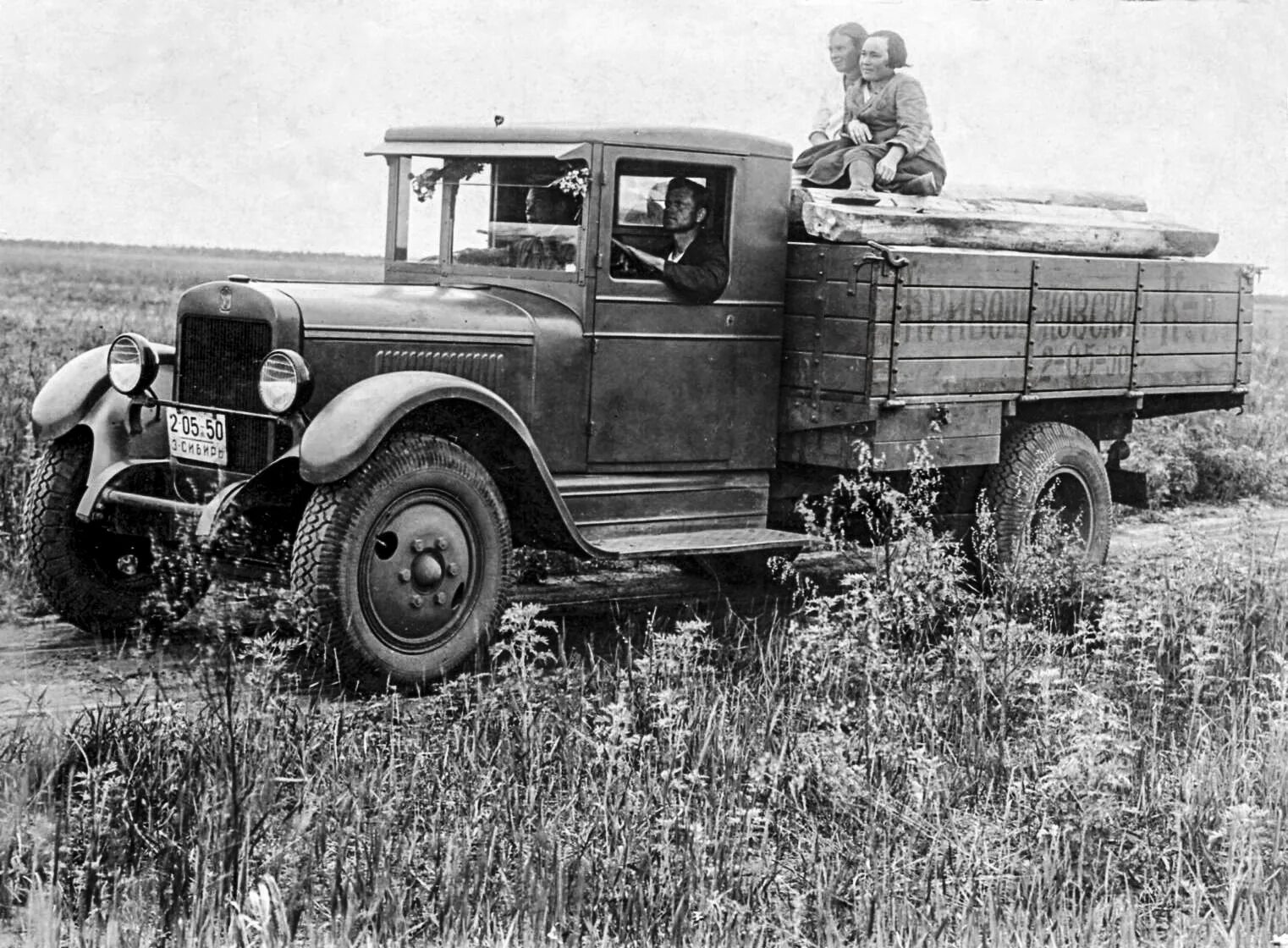 Водитель полуторки. ЗИС-5 грузовой автомобиль. Грузовик ЗИС-5в. Тягач ЗИС 5. Советский грузовик ЗИС 5.