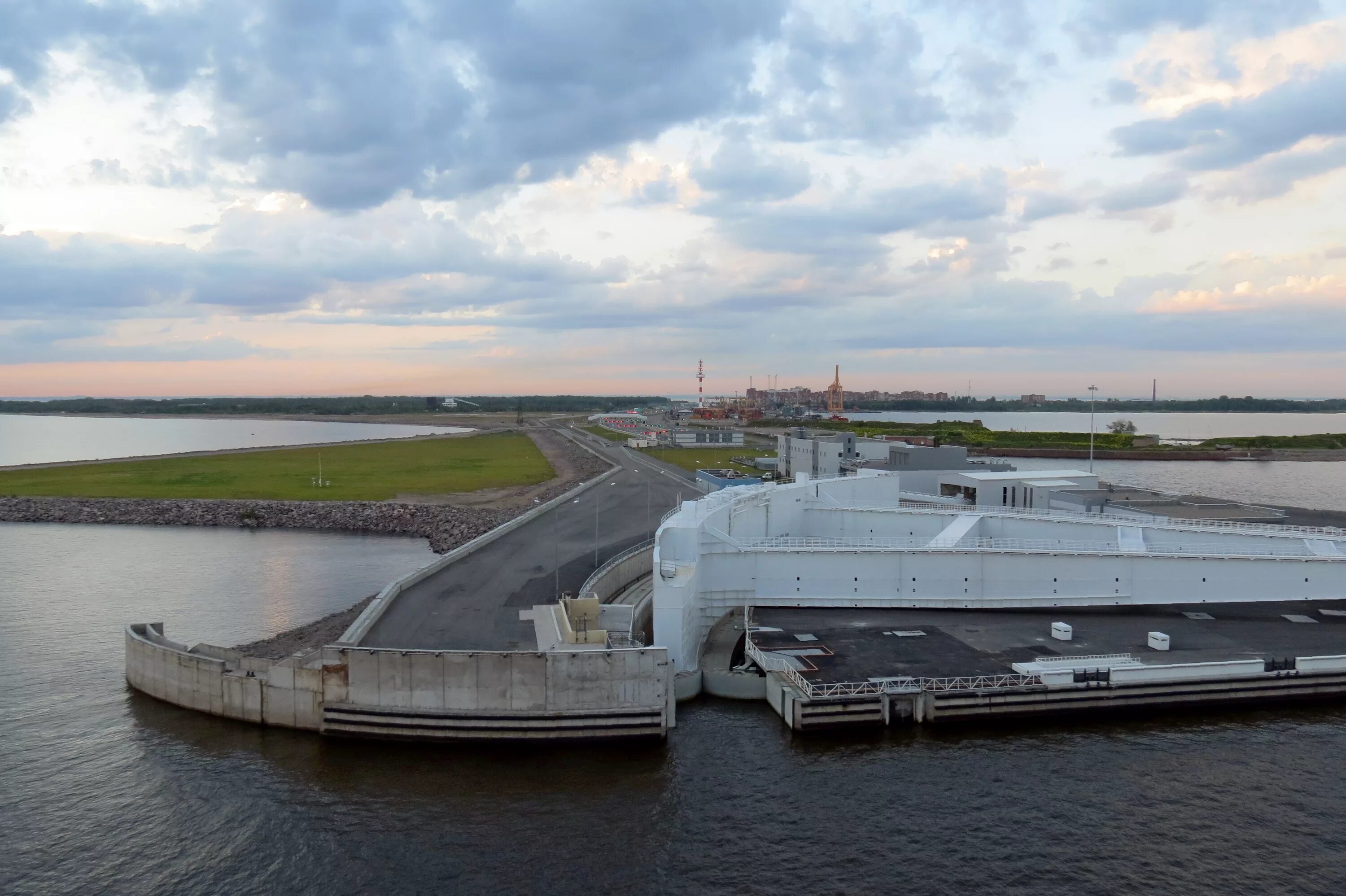 Закрыть дамбу. Дамба кронштадт. Комплекс защитных сооружений кзс санкт-петербурга. Затворы комплекса защитных сооружений (кзс) санкт-петербурга. Наводнение невы в 1824.