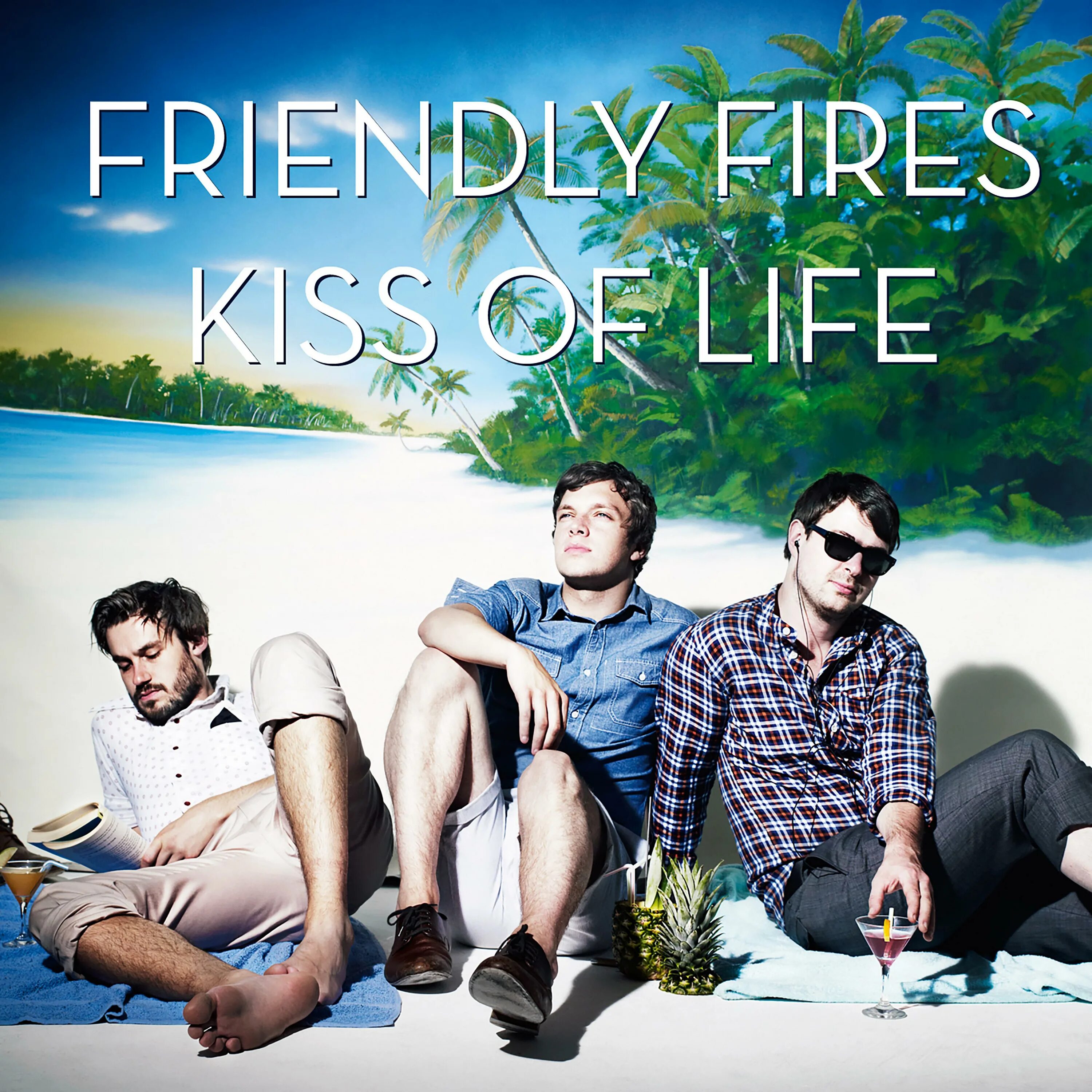 Friend lives far. Kiss of Life группа. Friendly Fire. Friendly Fires Kiss of Life. Friendly Fires friendly Fires.