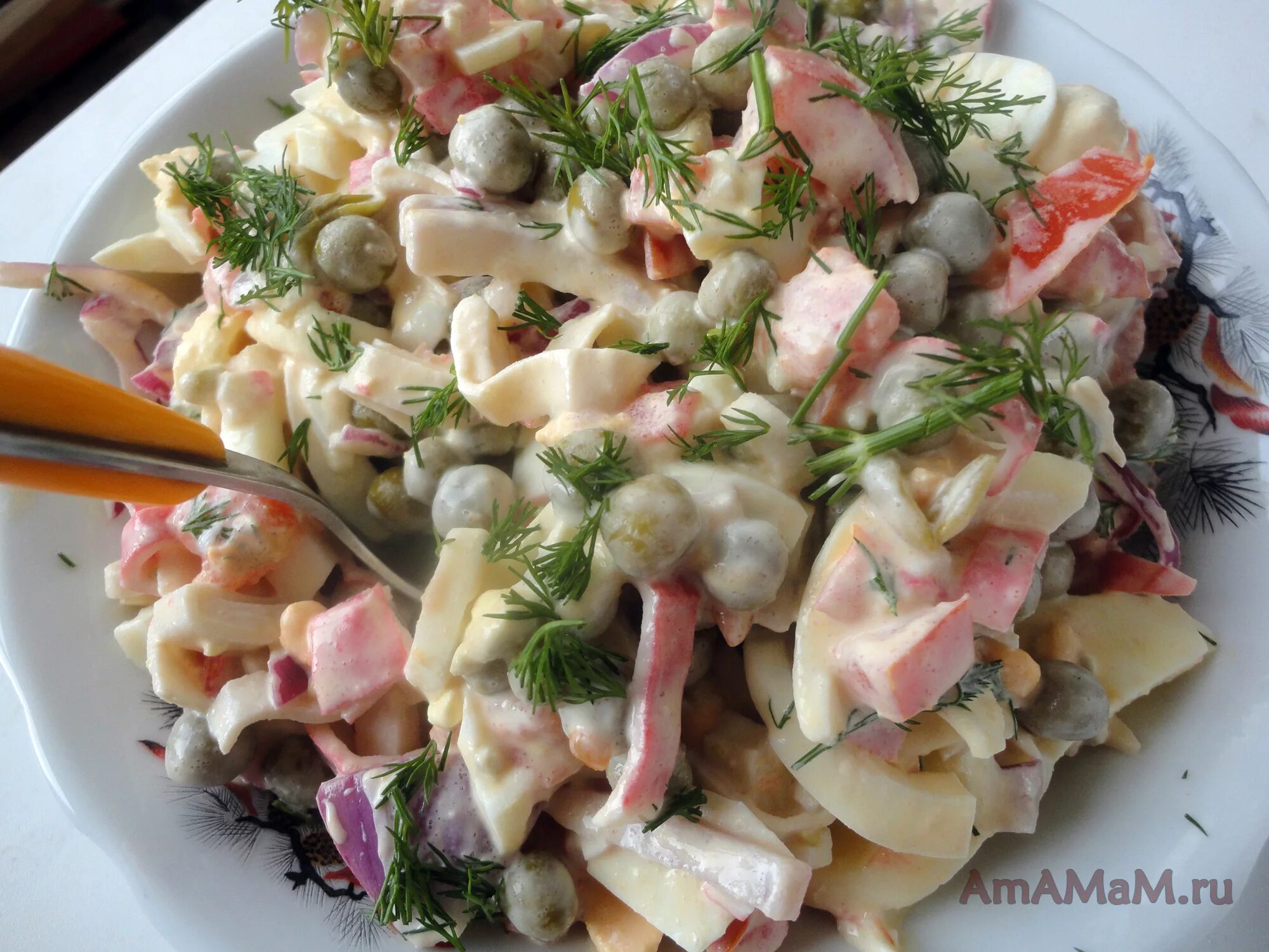 крабовый салат с зеленым горошком. салат с пекинской капустой и крабовыми палочками и горошком. крабовый салат с зеленым горошком. крабовые палочки с зеленым горошком. салат с горошком и крабовыми палочками и огурцом.