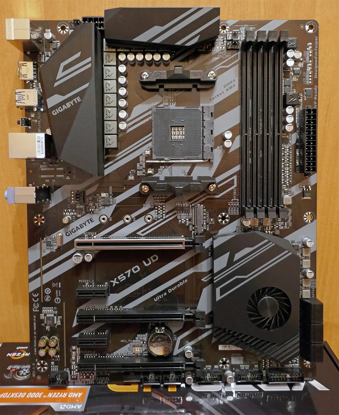 Gigabyte x570 gaming. Материнская плата Gigabyte x570s UD. Gigabyte 570 UD. Gigabyte x570 UD Rev. 1.0. Gigabyte x570 UD комплектация.