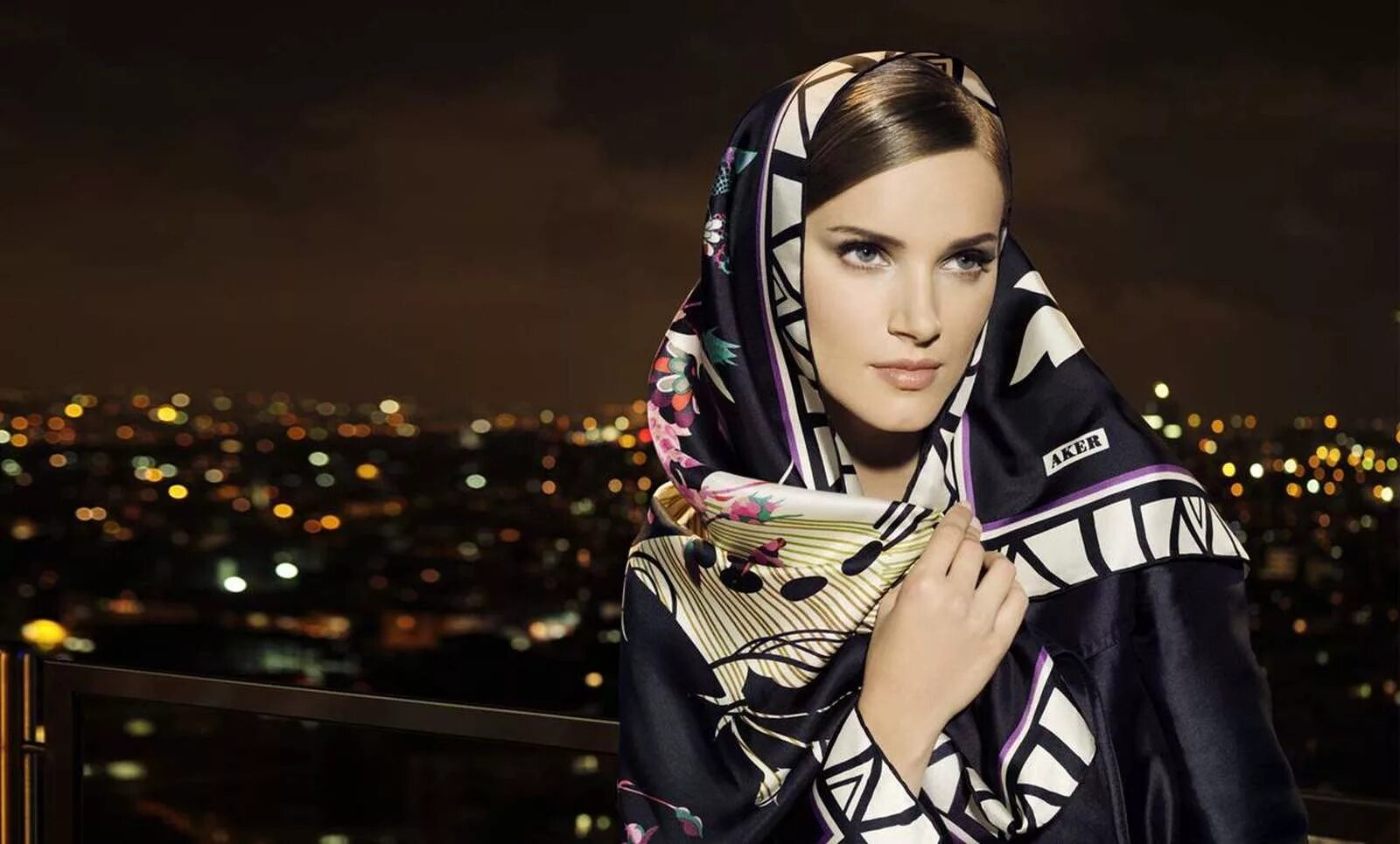 Девушка в платке и очках. Одеть платок девочке. Красивые платки на голову. Православная женщина. Модные платки на голову.