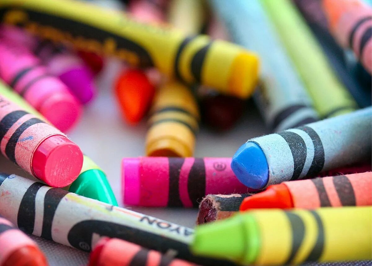 Crayons. Художественные принадлежности картинки. Разноцветные мелки Студийное фото. Рассыпанные Художественные принадлежности.