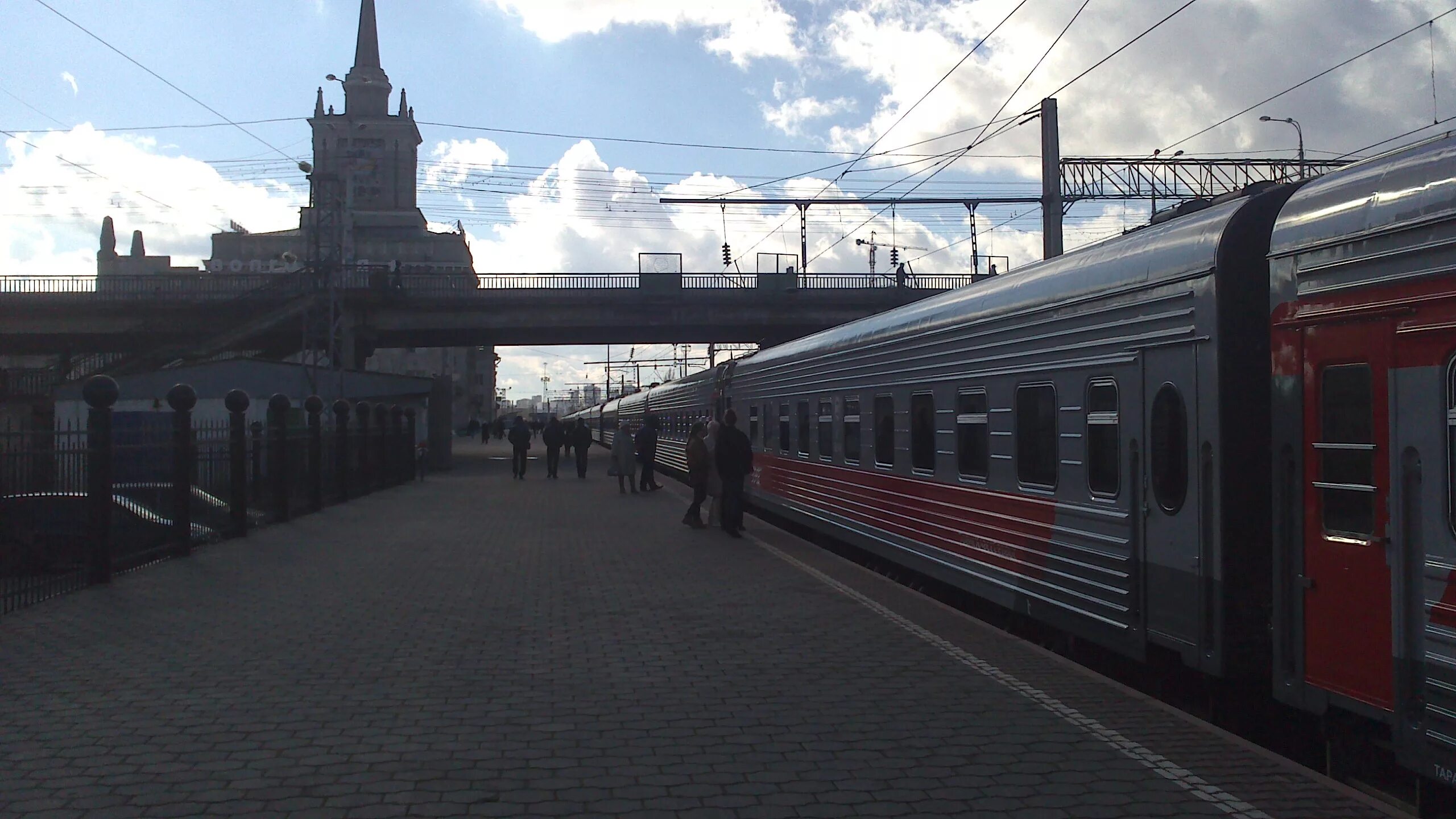 ЖД вокзал Волгоград Перон. Железнодорожный перрон, Волгоград. Севастопольский вокзал перрон. Московский вокзал перрон поезд 259а.