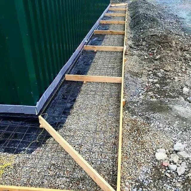 Технология мягкой отмостки вокруг дома. Отмостка. Бетон для отмостки. Как правильно сделать отмостку дома. Отмостка вокруг дома.