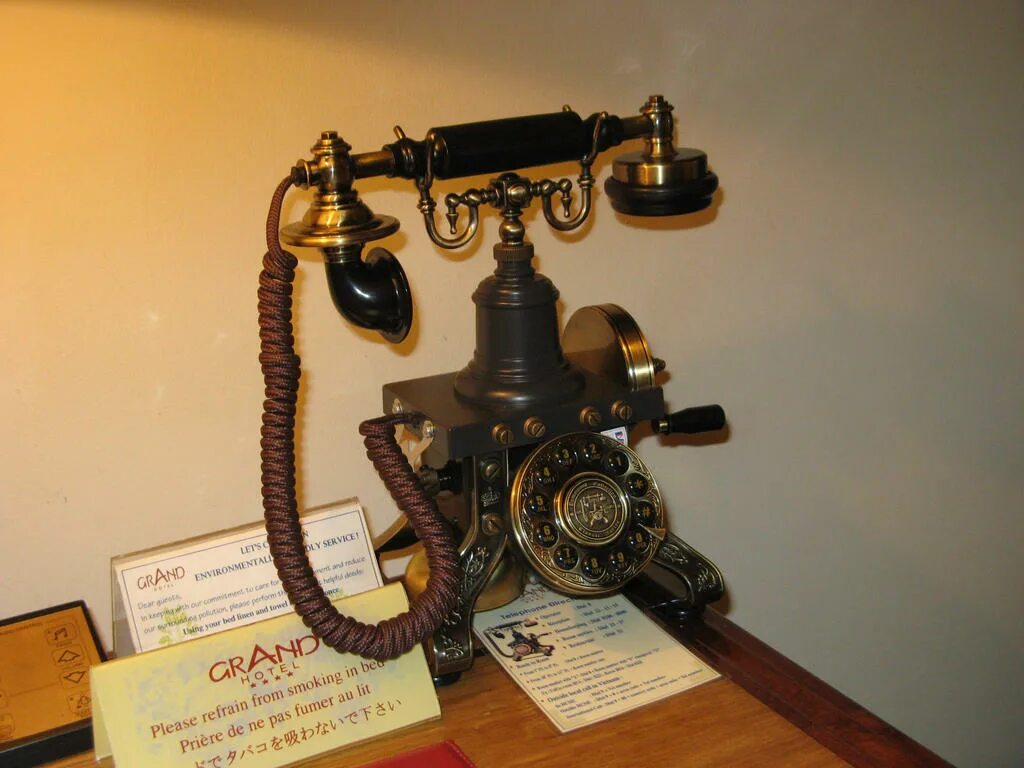 История старого телефона. Телефонный аппарат Бойля 1896. Первый телефонный аппарат. Первый телефон. Самый первый телефонный аппарат.
