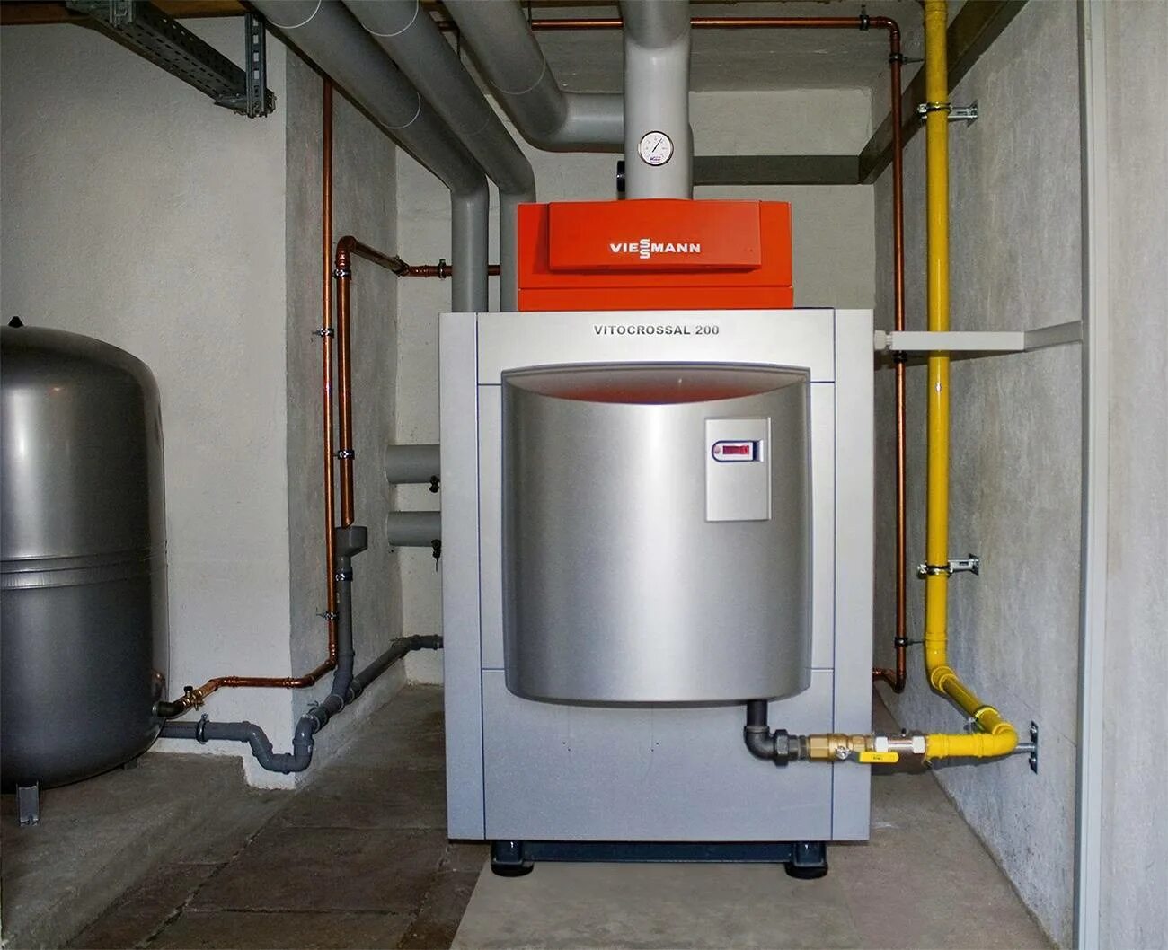 Газовый котел виды. Котел в котельной. котельная с газовым котлом. газовый котел для отопления частного дома. отопительный котел на газу.