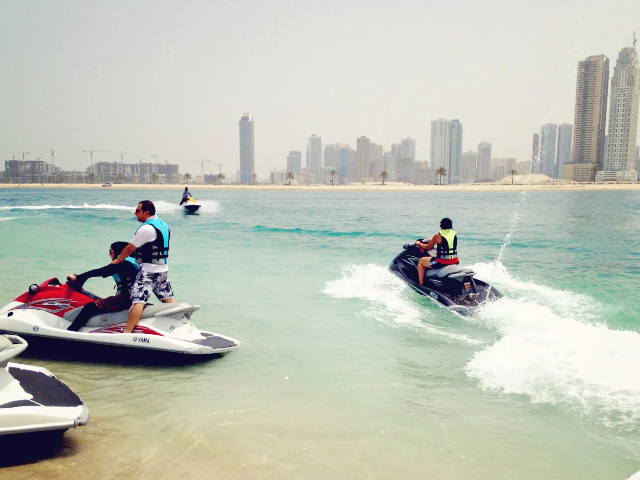 Jet Ski Dubai. На водном мотоцикле в Дубае. Катание на гидроцикле в Дубае. Шарджа водные мотоциклы. Погода в апреле в дубае и вода