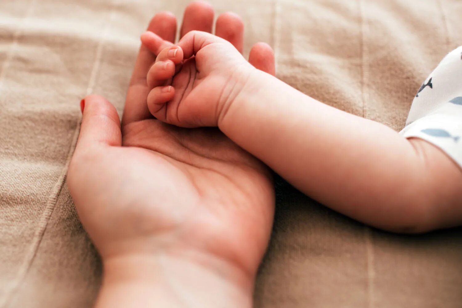 Маленькие ручки ребенка. Младенец на руках. Ножки малыша в руках. Ручки и ножки новорожденного. Новорожденный без мамы