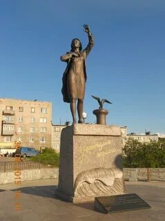 Памятник ждущей женщине