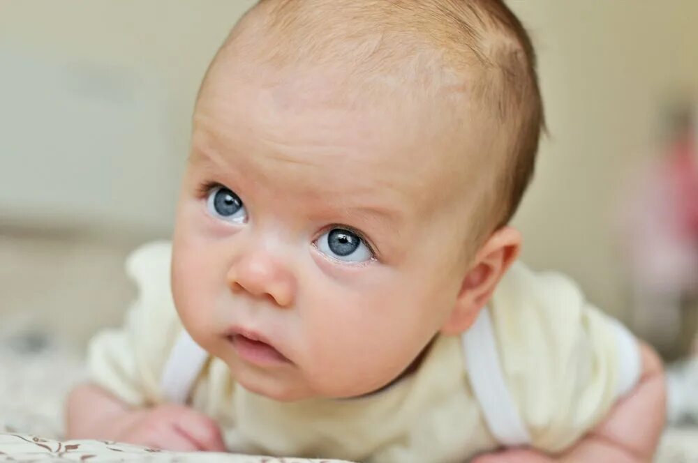 Глазки в 4 месяца. Глаза ребенка. Глаза новорожденного ребенка. Взгляд новорожденного ребенка. Глаза месячного ребенка.