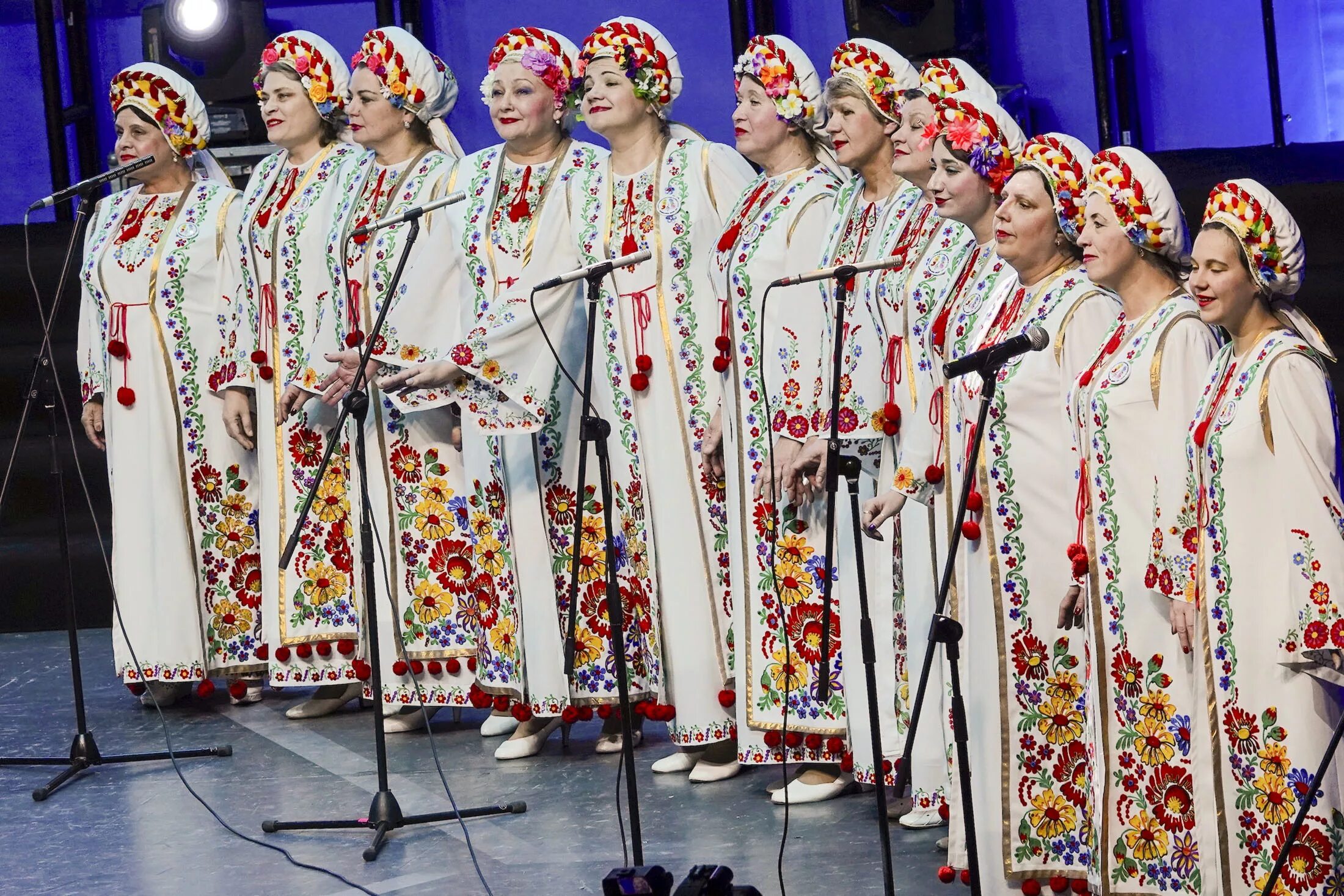 Выступление хора в москве. Танцевальные коллективы с пенсионерами. Ансамбль хора МИСИС. Коллективный хоровой сарафан. Костюмы в школу на конкурс хора.