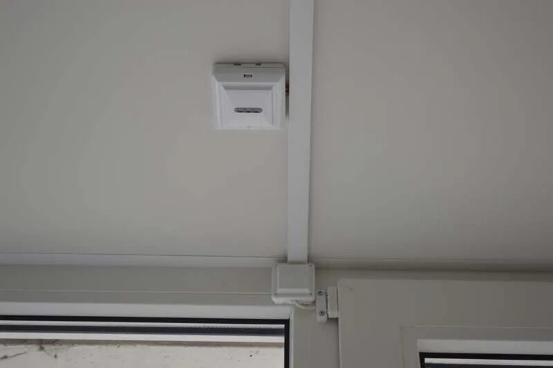 Датчик разбития стекла crow. Pyronix bg-2000 датчик разбития стекла. Датчик разбития окна. Акустический извещатель разбития стекла. Датчик разбития окна для сигнализации.