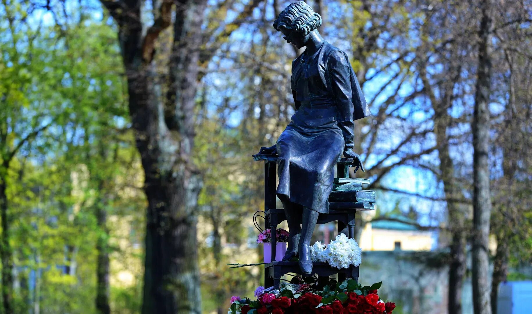 Первый в мире памятник. Памятник Анне Зеленовой в Павловске. Анны Зеленовой — директора Павловского дворца-музея.