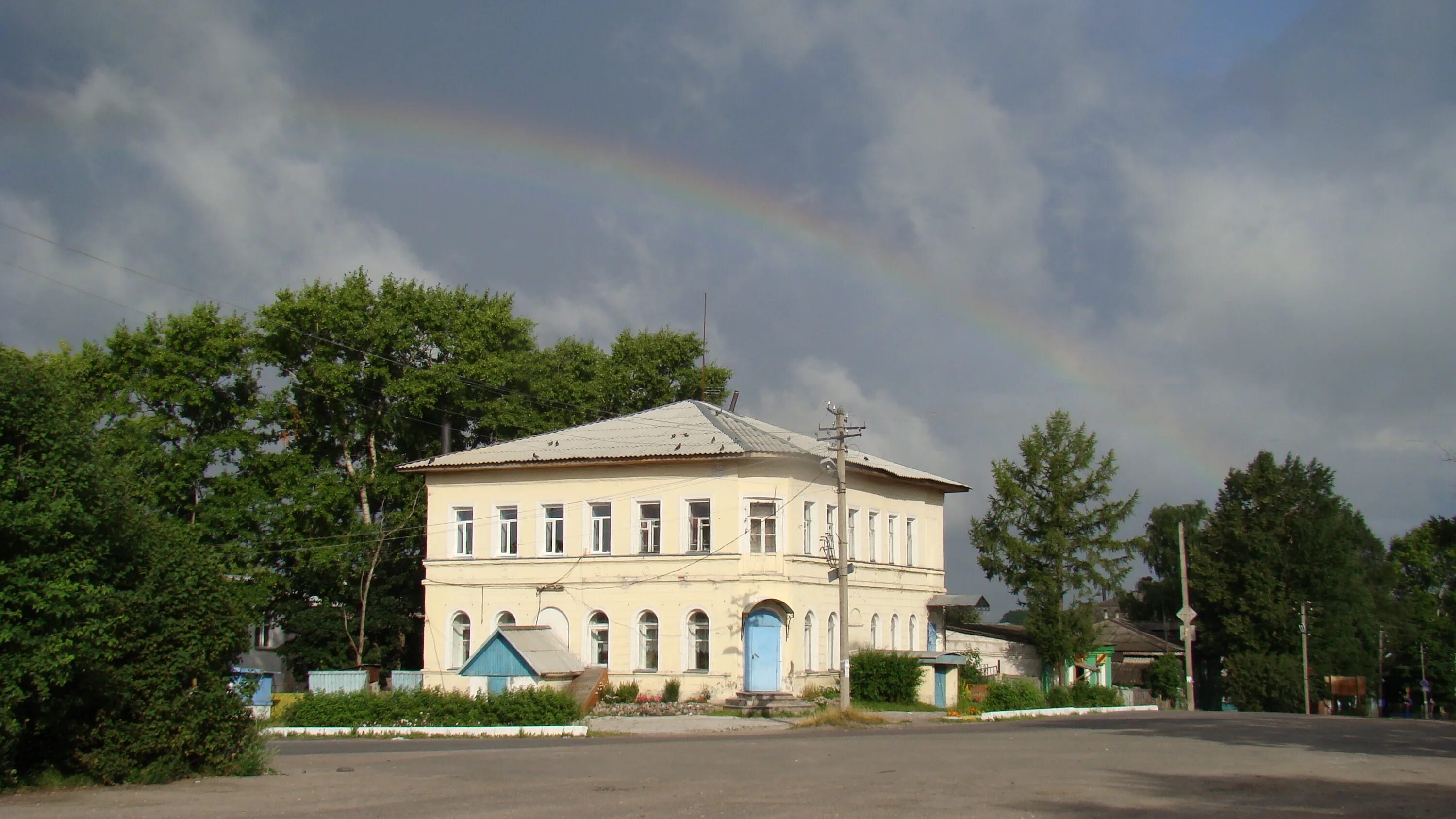 Холмы твери. Краснохолмский колледж Тверская область. Город красный холм Тверская область школа 1. Красный холм колледж. Красный холм дом Купцов Бородавкиных.