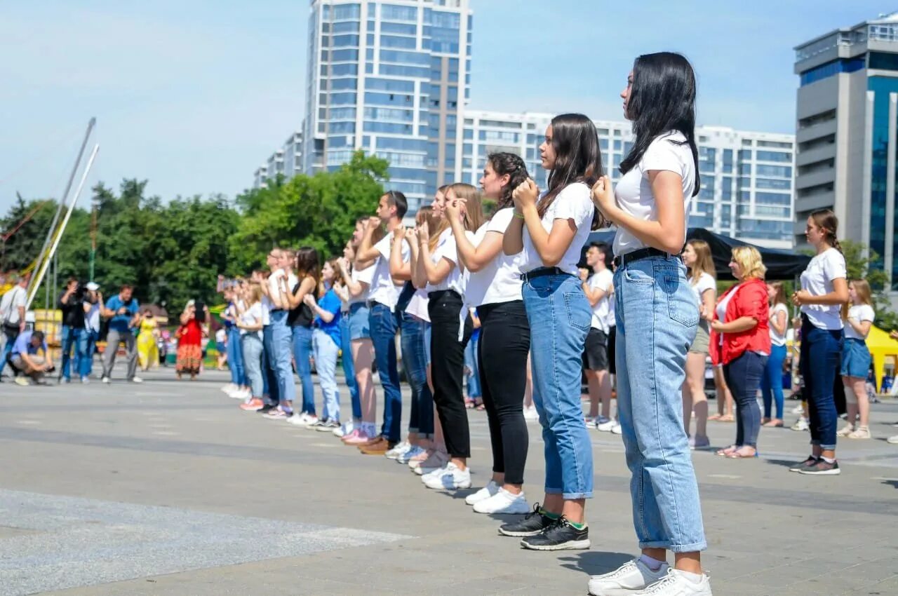 Краснодар люди отзывы. Городская молодежь. Идеи флешмобов. Флэшмоб Россия. Флешмоб я русский.