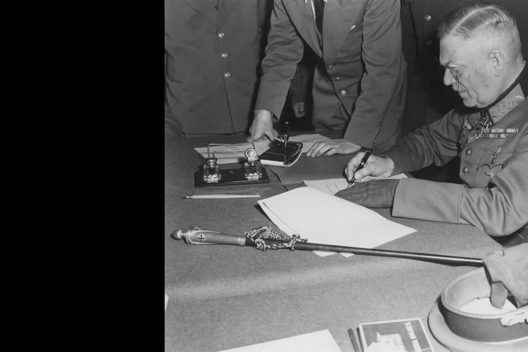 Капитуляция Германии Кейтель. Капитуляция Германии Кейтель Жуков. Кейтель фельдмаршал подписывает капитуляцию. 8 мая 1945 г