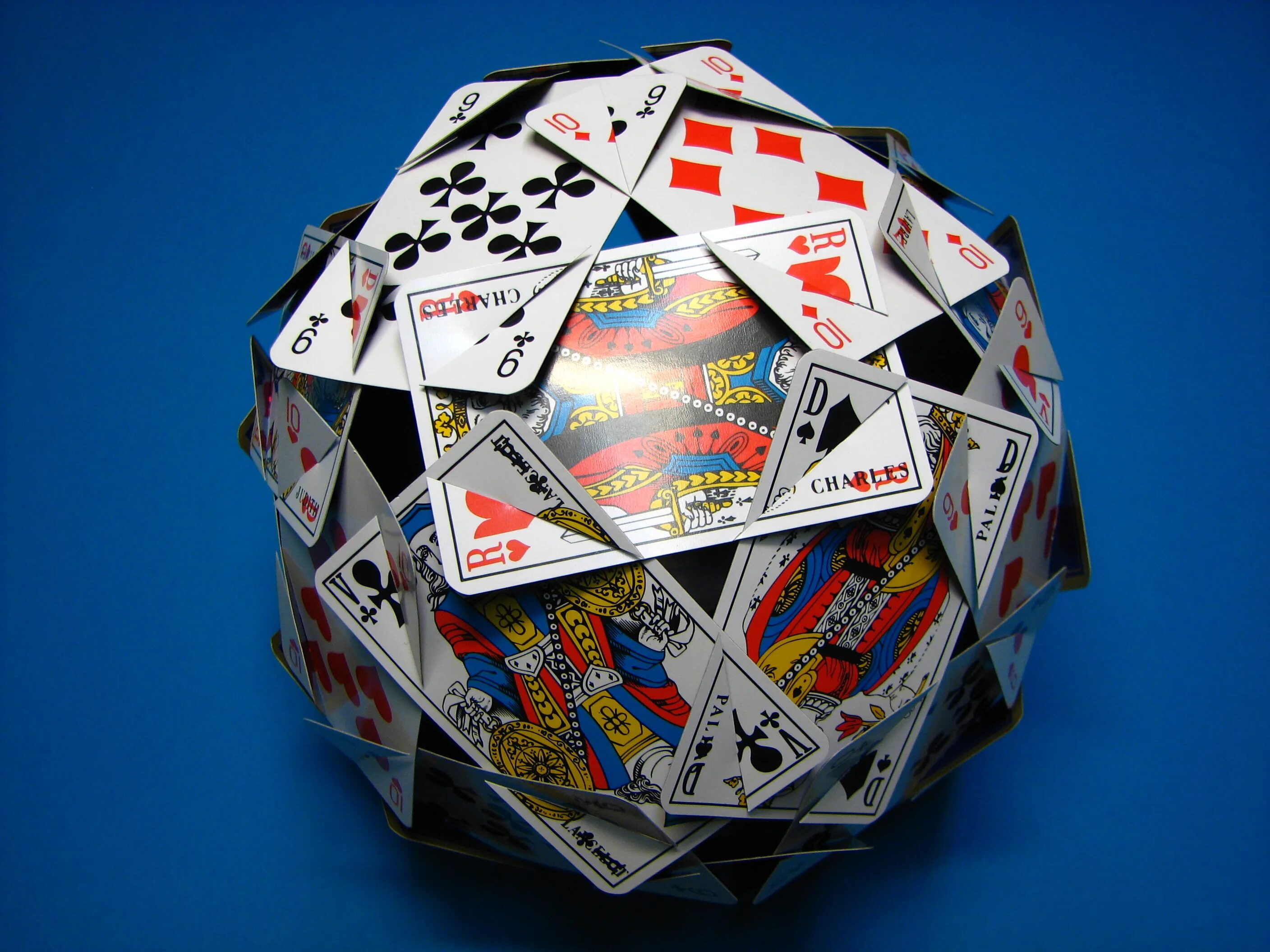 Фигурки из игральных карт. Украшения из игральных карт. Фигурки из игральных карт. Что можно сделать из игральных карт. «карточный домик» (около 1737),.