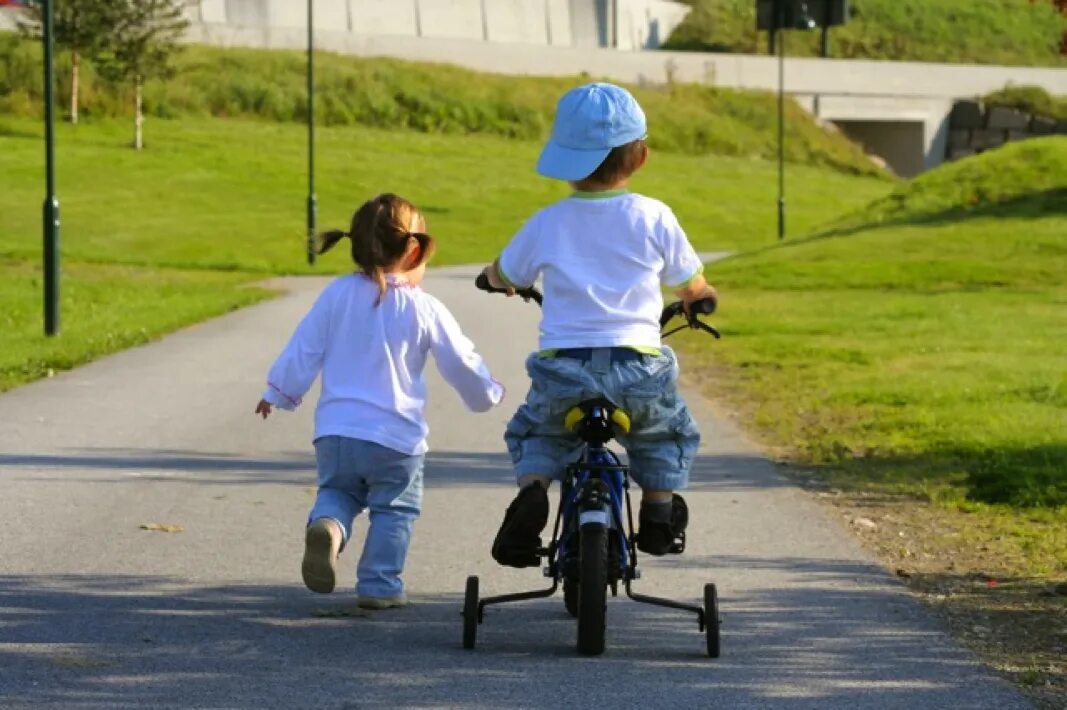 The children are riding bikes. Дети катаются на велосипеде. Велик для детей. Малыш катается на велосипеде. Дети катаются на великах.