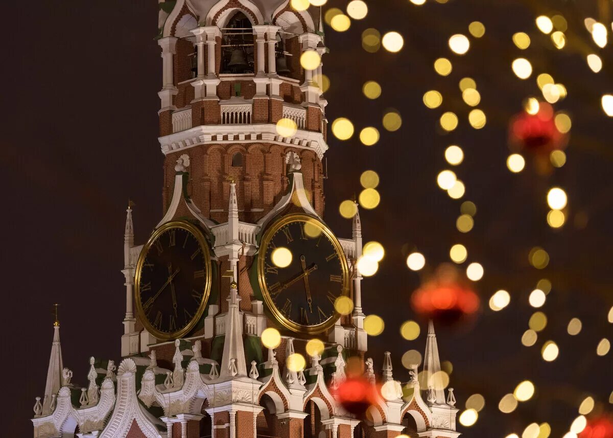 бой курантов на спасской башне московского кремля. какие часы бьют в новый год. часы-куранты на спасской башне московского кремля. спасская башня часы куранты. новогодние куранты.